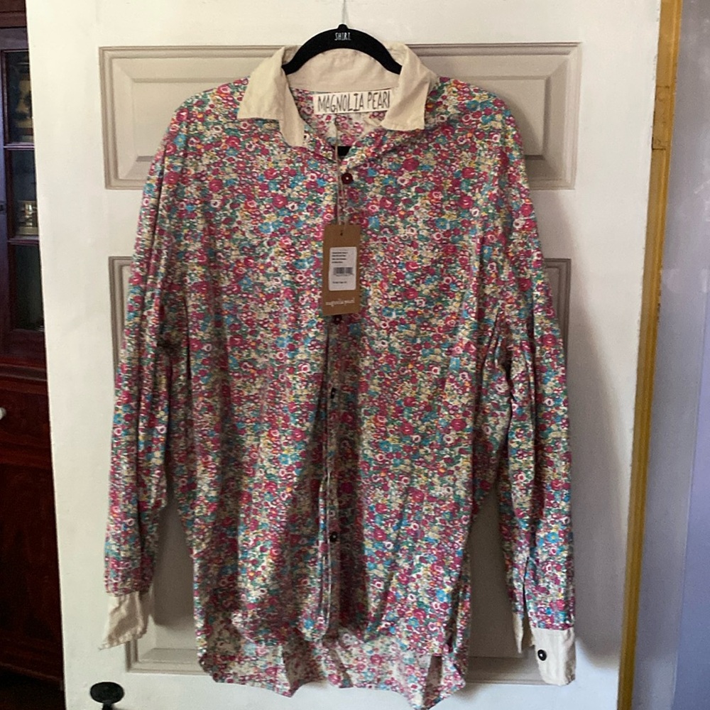 FINAL LOWEST PRICE Beautiful button down mag Pearl boyfriend shirt
